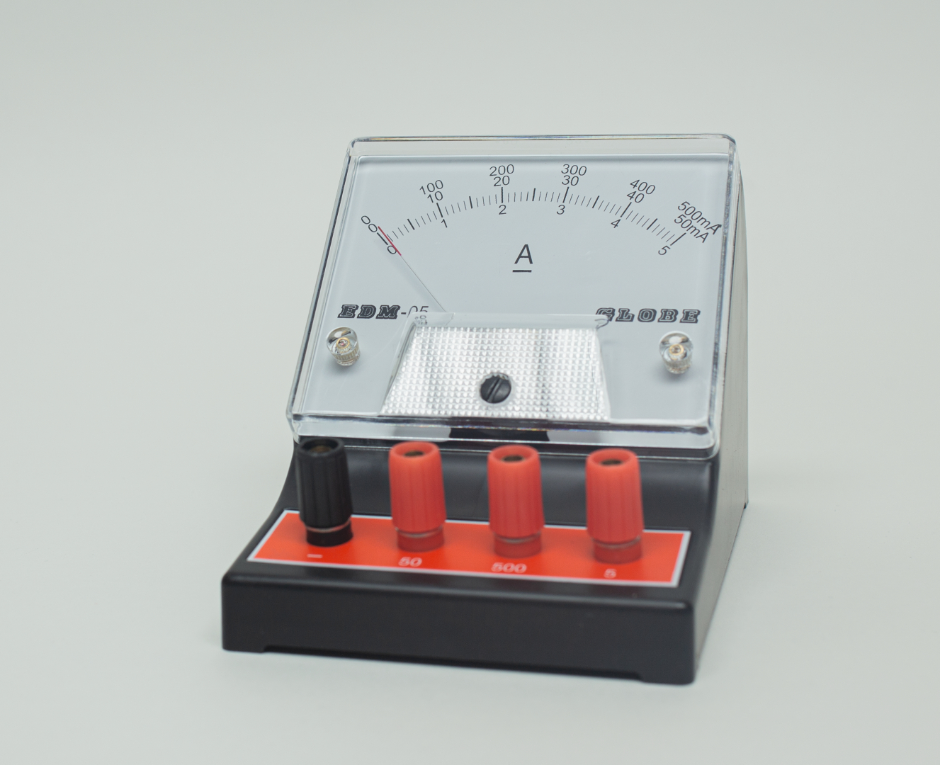 Das Bild zeigt ein analoges Amperemeter zur Messung von elektrischem Strom. Es verfügt über eine skalenbasierte Anzeige und drei Anschlüsse mit unterschiedlichen Widerstandswerten.