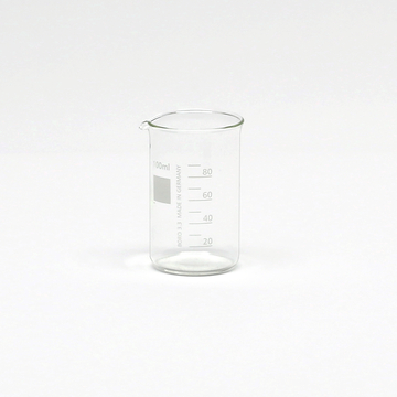 Das Bild zeigt ein transparentes Becherglas mit einem Fassungsvermögen von 100 ml. Es ist mit einem Messmaßstab versehen, um Flüssigkeitsmengen präzise ablesen zu können.
