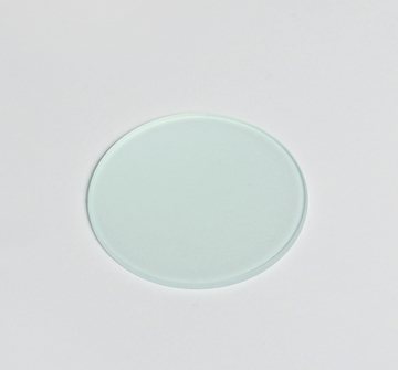 Das Bild zeigt eine gläserne Deckglasplatte in kreisförmiger Form. Sie wird häufig in Experimenten und Mikroskopie verwendet, um Proben zu schützen und zu präsentieren.