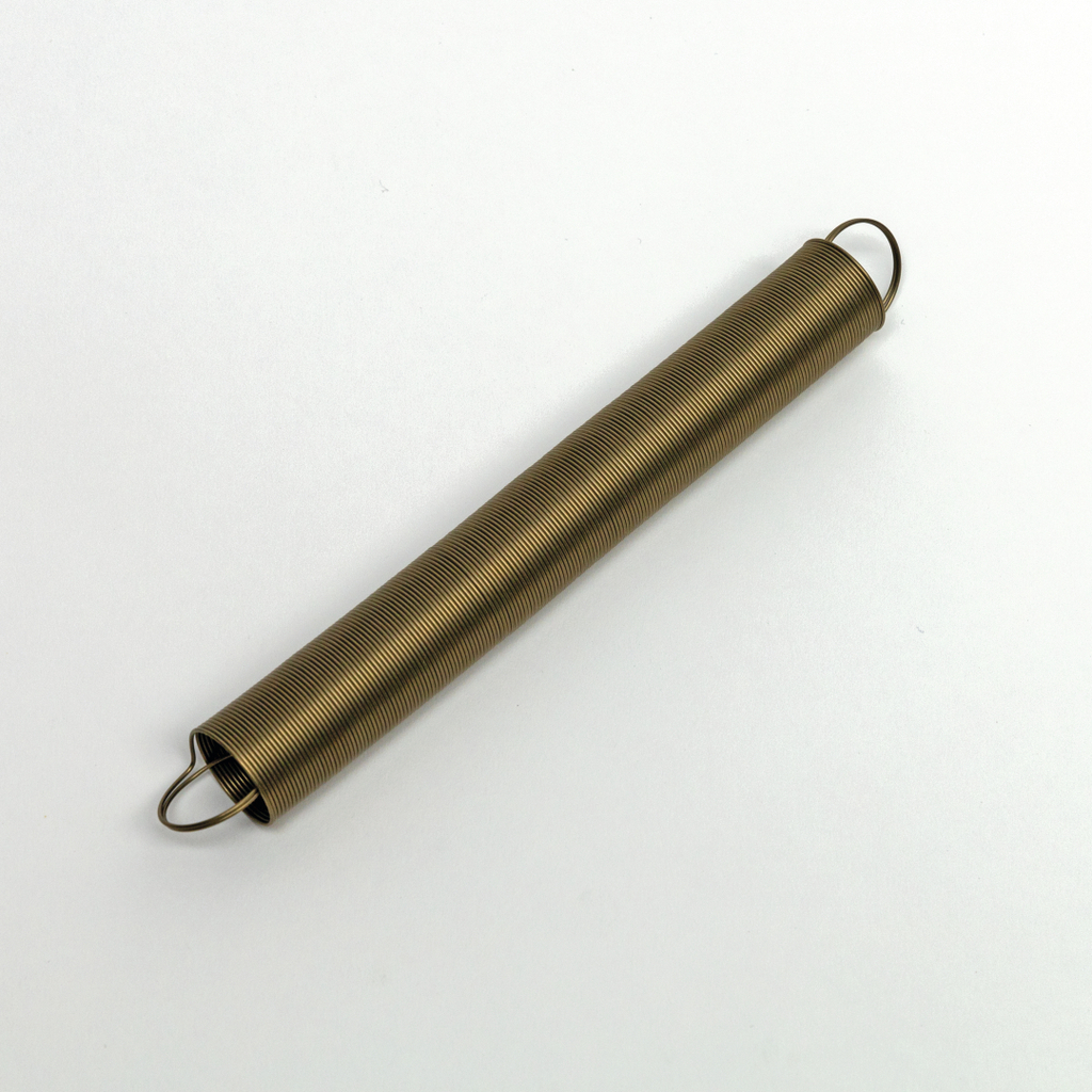 Das Bild zeigt eine längliche Metallfeder mit zwei Schlaufen an den Enden. Diese Feder ist vermutlich für Experimente im Bildungsbereich gedacht, um physikalische Prinzipien wie Kraft und Bewegung zu veranschaulichen.
