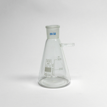 Das Bild zeigt einen transparenten Erlenmeyerkolben mit einem Volumen von 300 ml und einem seitlichen Auslass. Der Kolben ist aus Borosilikatglas gefertigt und mit einer Skala zur Volumenangabe versehen.