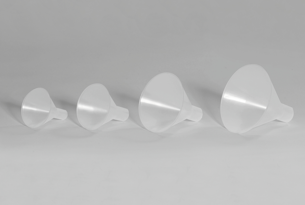 Das Bild zeigt eine Reihe von vier transparenten Trichtern in unterschiedlichen Größen, die auf einer grauen Fläche angeordnet sind. Diese Trichter sind aus Kunststoff gefertigt und eignen sich ideal für experimentelle Anwendungen im Bildungswesen.