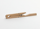 Das Bild zeigt eine Holz-Wäscheklammer, die aus einem hellen, naturbelassenen Holz gefertigt ist. Die Klammer verfügt über eine Metallfeder und ist einfach konstruiert, ideal für verschiedene experimentelle Anwendungen im Bildungsbereich.