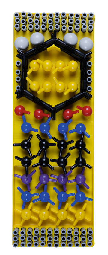Das Bild zeigt ein Modellbau-Set zur Darstellung von Molekülen, bestehend aus verschiedenen farbigen Kugeln und Stangen, die atomare Strukturen symbolisieren. Das Set befindet sich auf einer gelben Basis und dient zur Förderung von naturwissenschaftlichem Lernen im Bildungsbereich.