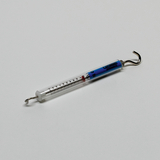 Das Bild zeigt ein Thermometer mit einem gebogenen Haken am Ende, das im Bildungsbereich eingesetzt wird. Es hat eine klare Skala für die Temperaturmessung und ist für Experimente geeignet.