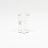 Das Bild zeigt einen klaren, graduieren Becher mit einem Fassungsvermögen von 100 ml. Er ist aus hitzebeständigem Glas gefertigt und weist eine Skala von 20 ml bis 100 ml auf, um präzises Messen von Flüssigkeiten zu ermöglichen.