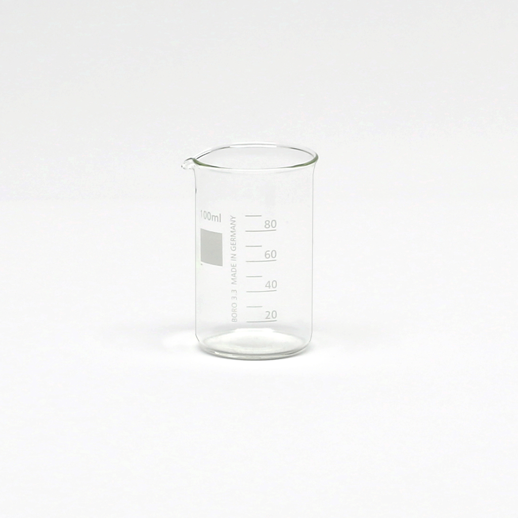 Das Bild zeigt einen klaren, graduieren Becher mit einem Fassungsvermögen von 100 ml. Er ist aus hitzebeständigem Glas gefertigt und weist eine Skala von 20 ml bis 100 ml auf, um präzises Messen von Flüssigkeiten zu ermöglichen.