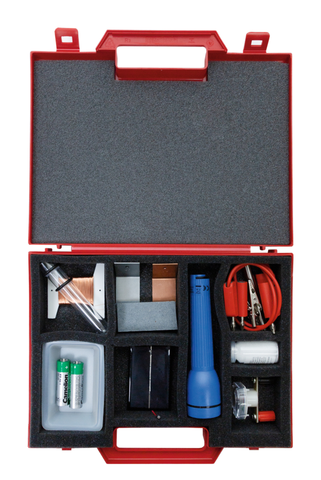 Das Bild zeigt einen roten Kasten, der mit Materialien für Experimente ausgestattet ist. Die enthaltenen Gegenstände umfassen eine Taschenlampe, Batterien, Kupferdrähte und verschiedene Verbindungsstücke, die für schulische Experimente verwendet werden können.