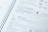 Das Bild zeigt eine Seitenansicht eines Arbeitshefts, das Aufgaben zur schriftlichen Addition und Subtraktion enthält. Es werden Lösungsstrategien und Beispiele von Schülern besprochen sowie Fehlerquellen erläutert.