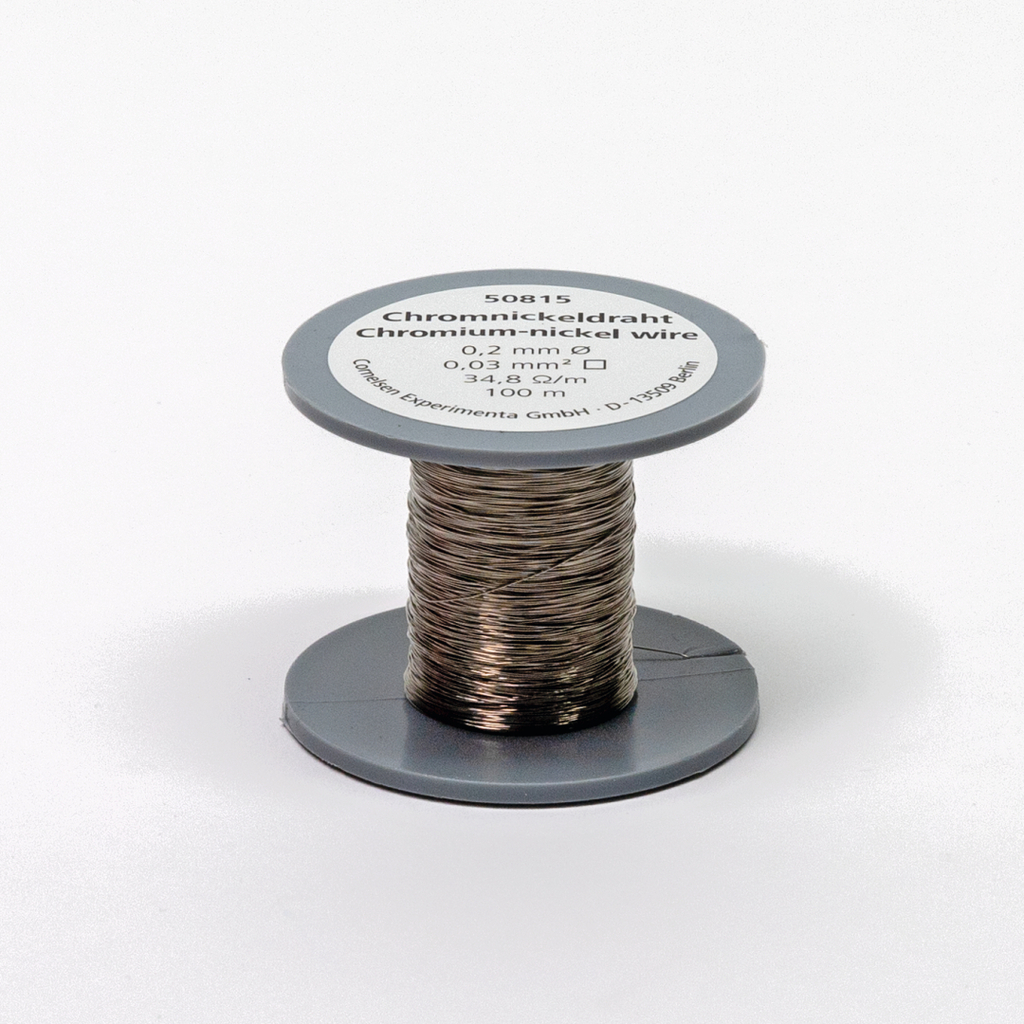 Das Bild zeigt eine Spule mit Chromnickeldraht, die für experimentelle Zwecke im Bildungswesen verwendet wird. Der Draht hat einen Durchmesser von 0,2 mm und eine Länge von 100 m, ideal für verschiedene physikalische oder elektrotechnische Experimente.