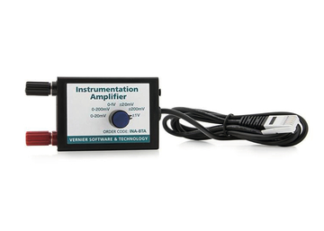 Das Bild zeigt einen Instrumentierungsverstärker mit verschiedenen Spannungseingängen, der für Experimente im Bildungswesen genutzt wird. Er ist mit einem Drehknopf zur Einstellung der Messskala und einem Anschlusskabel ausgestattet.