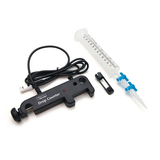 Das Bild zeigt ein Experimentier-Kit, bestehend aus einem Tropfen-Zähler, einem Messzylinder und einer Spritze mit bunten Verbindern. Dieses Set eignet sich optimal für den Einsatz im Bildungsbereich zur Durchführung präziser Flüssigkeitsmessungen.