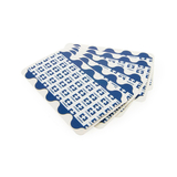 Das Bild zeigt eine Reihe von experimenteller Plastikfolie mit einem wiederholenden Muster in blauer Farbe. Diese Folien könnten für verschiedene Bildungs- und Experimentierzwecke im deutschen Bildungswesen verwendet werden.