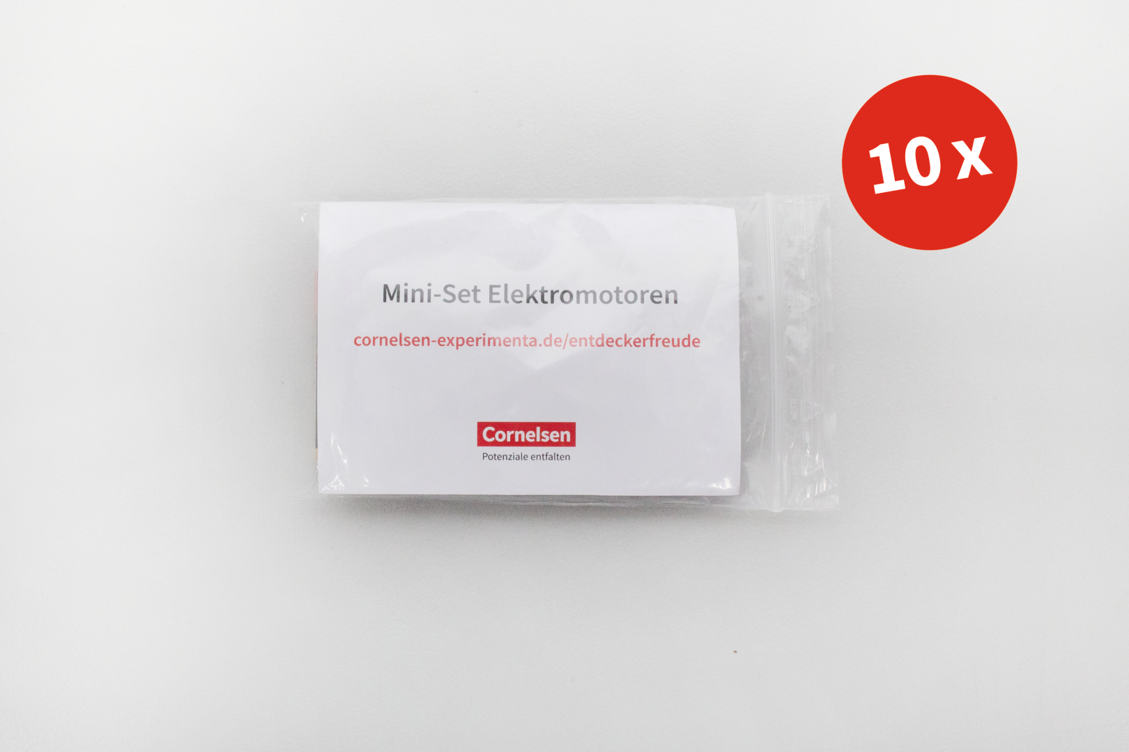 Das Bild zeigt ein Verpackungsset mit der Aufschrift „Mini-Set Elektromotoren“ von Cornelsen, das für Experimente im Bildungsbereich gedacht ist. Auf dem Paket wird angegeben, dass es zehn Elektromotoren enthält und auf eine Website verwiesen.