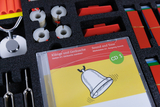 Das Bild zeigt ein Experimentierkit für die Analyse von Klängen und Geräuschen, das auf verschiedenen Materialien und Instrumenten basiert. Es umfasst eine CD, die als Arbeitsstation zur Zuordnung von Geräuschen dient, sowie verschiedene Hilfsmittel wie Röhren und Messgeräte.
