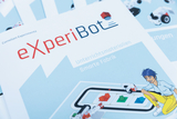 Das Bild zeigt das Titelblatt einer Unterrichtsmaterialienreihe namens "eXperiBot" von Cornelsen Experimenta, die sich mit einer smarten Fabrik beschäftigt. Darauf ist eine Figur abgebildet, die in einem experimentellen Umfeld mit einem Fahrzeug und verschiedenen Formen interagiert.