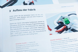 Das Bild zeigt eine Anleitung zum Aufbau einer Robotik-Fabrik mit vier Stationen, in der verschiedene Roboter von Gruppen entwickelt und programmiert werden. Der Text betont die Wichtigkeit präziser Kommunikation und Zusammenarbeit für ein reibungsloses Funktionieren des Gesamtprojekts.