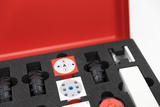 Das Bild zeigt eine rote Box mit Schaumstoffeinlage, die verschiedene Komponenten für Experimente enthält, darunter Räder, spezielle Bauteile und eine elektronische Steuerung. Diese Materialien sind für den Einsatz im deutschen Bildungswesen konzipiert, um praktisches Lernen zu fördern.