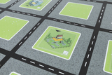 Auf der Fläche sind mehrere quadratische Felder abgebildet, die teilweise mit verschiedenen Häusern und Gartenanlagen gestaltet sind. Die Straßen zwischen den Feldern sind in einem schlichten Design gehalten und dienen zur Strukturierung des Layouts.