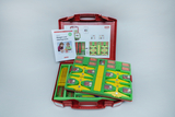 Eine rote Aufbewahrungsbox enthält verschiedene Materialien für Experimente zu Waagen und Gleichgewicht. Dazu gehören gewichtsbasierte Spielzeuge sowie eine Anleitung mit visuellen Erklärungen und Experimentierideen.