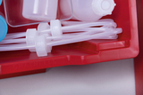 Im roten Behälter sind verschiedene Laborutensilien wie transparente Schläuche und kleine Fläschchen zu sehen. Diese Materialien eignen sich ideal für Experimente im Bildungsbereich.