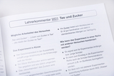 Die Seite enthält Lehrerkommentare zu einem Experiment namens "Tee und Zucker". Es werden mögliche Arbeitsstile, das Experiment in Kürze sowie Hinweise zur Durchführung für Schüler und den Einsatz in der Experimentierserie beschrieben.
