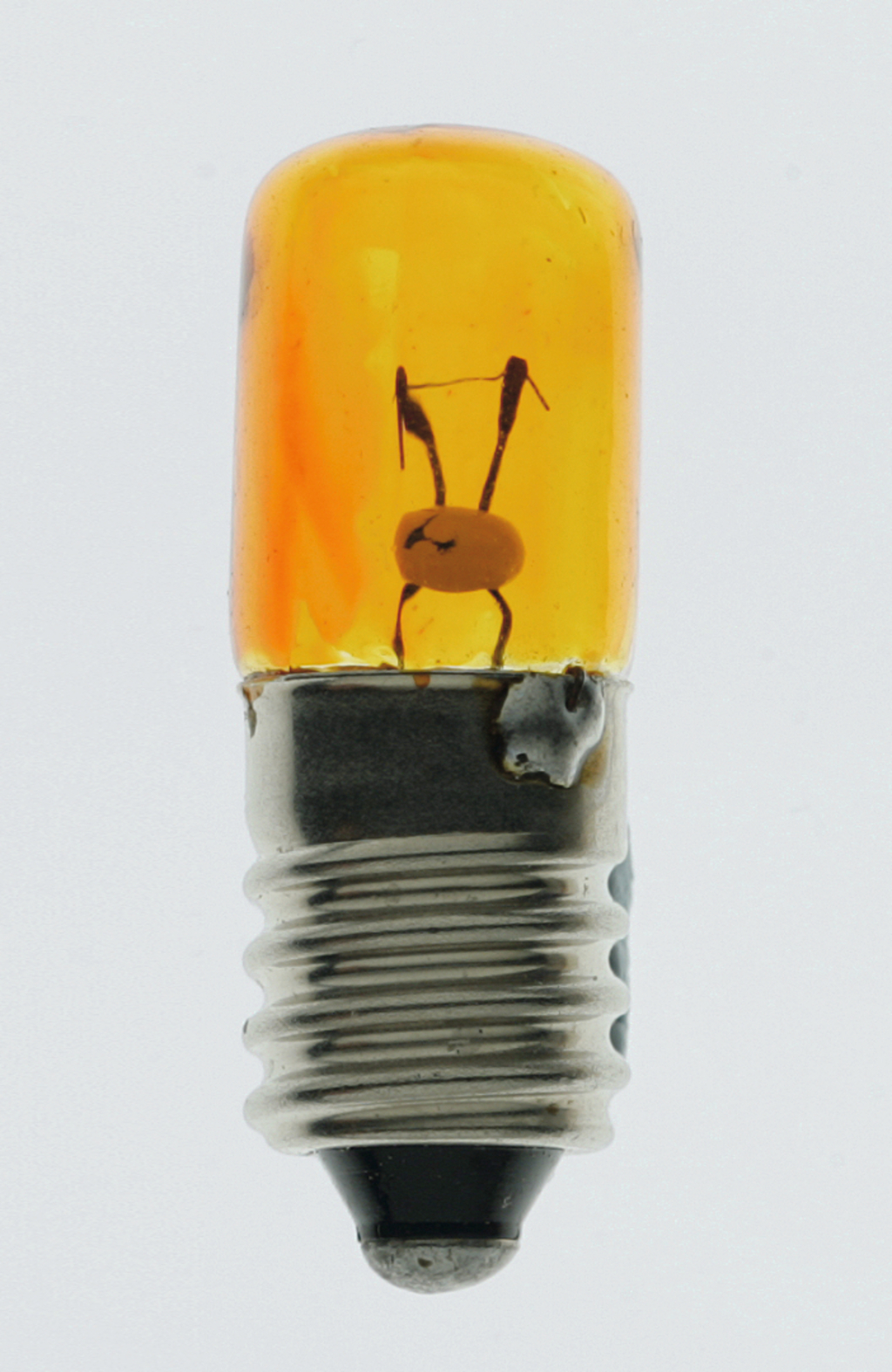 Zu sehen ist eine traditionelle Glühbirne mit einer orangefarbenen Glaskuppel, in der sich die filamentartige Struktur gut erkennen lässt. Diese Art von Glühbirne wird häufig in experimentellen und bildungsbezogenen Anwendungen verwendet.
