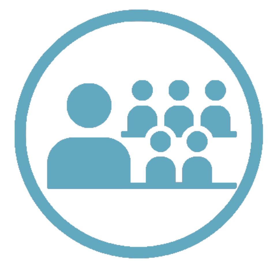 Eine Person steht vor einer Gruppe, die aus mehreren Personen besteht. Das Symbol zeigt eine Lehr- und Lernumgebung, die häufig in Bildungskontexten verwendet wird.