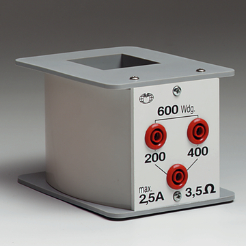Ein elektrisches Gerät mit mehreren Anschlussbuchsen und einer quadratischen Öffnung oben ist abgebildet. Es zeigt verschiedene Wicklungsoptionen mit spezifischen Widerstandswerten und maximaler Stromstärke, vermutlich für Experimente im Bildungsbereich.