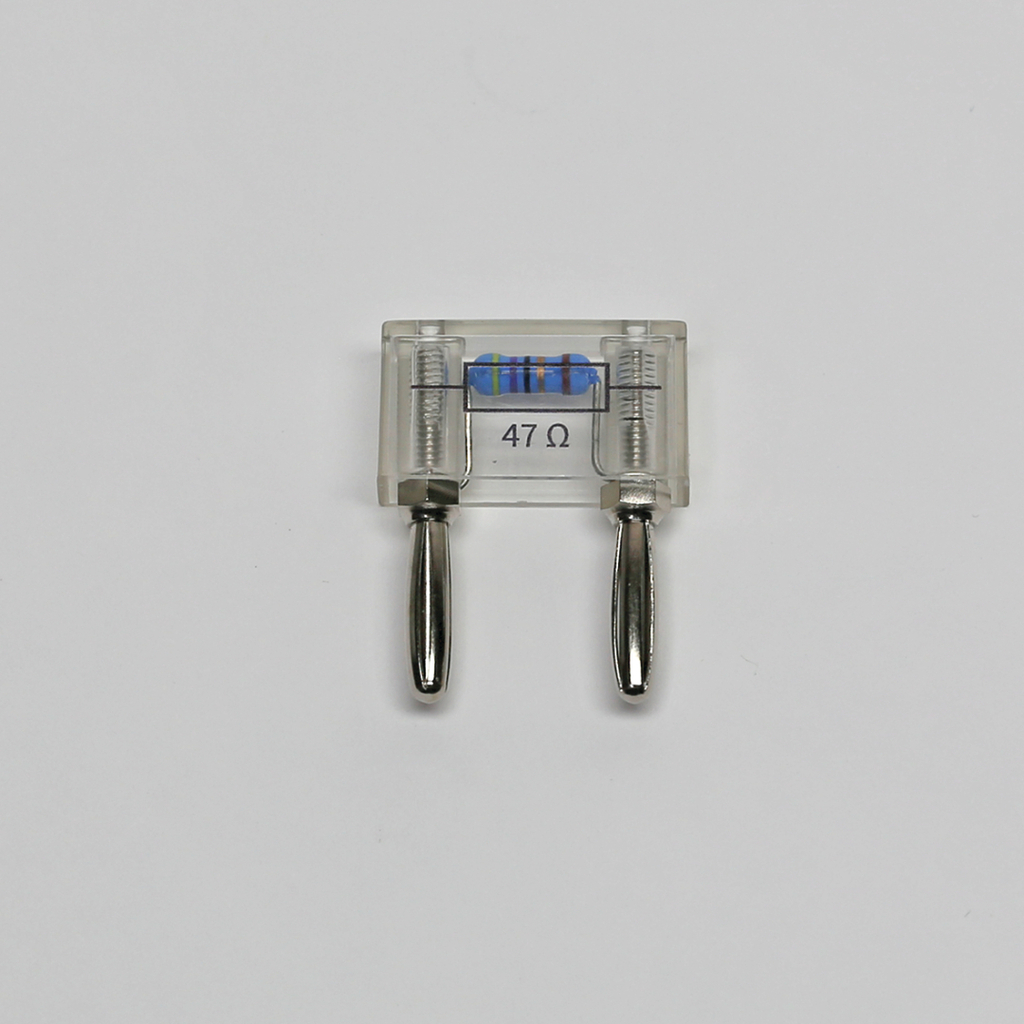 Ein elektrisches Bauteil mit der Kennzeichnung „47 Ω“ ist zu sehen, das in einem transparenten Gehäuse untergebracht ist. Die Anschlüsse sind metallisch und ermöglichen die Integration in Experimente oder Schaltungen im Bildungsbereich.
