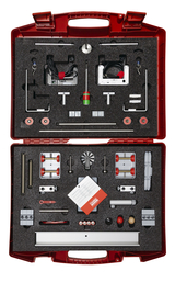 In einem roten Koffer sind verschiedene experimentelle Materialien angeordnet, die für schulische Projekte im Bereich Physik und Technik genutzt werden können. Die Inhalte umfassen mechanische Komponenten, Messinstrumente und Baukästen zur praktischen Durchführung von Experimenten.