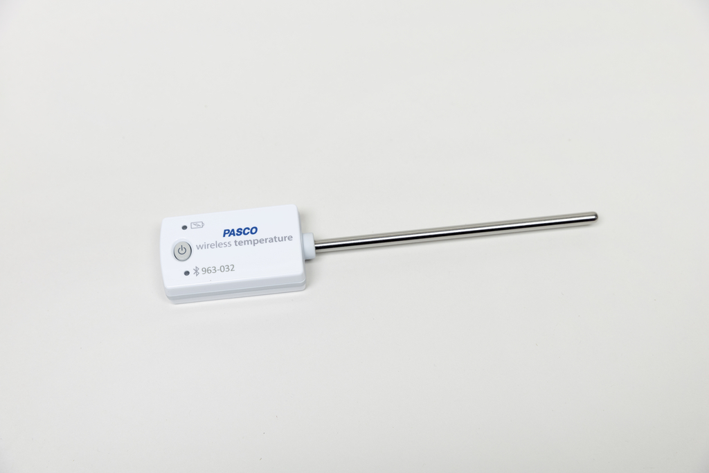 Ein kabelloses Temperaturmessgerät von PASCO ist abgebildet, das mit einem langen Metallfühler ausgestattet ist. Es ist für wissenschaftliche Experimente und die Temperaturmessung in Bildungseinrichtungen gedacht.