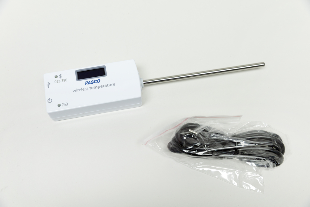 Ein kabelloses Temperaturmessgerät ist abgebildet, das mit einem langen Sensor ausgestattet ist. Daneben liegt ein Kabel in transparenter Verpackung, vermutlich für die Verbindung oder als Zubehör gedacht.