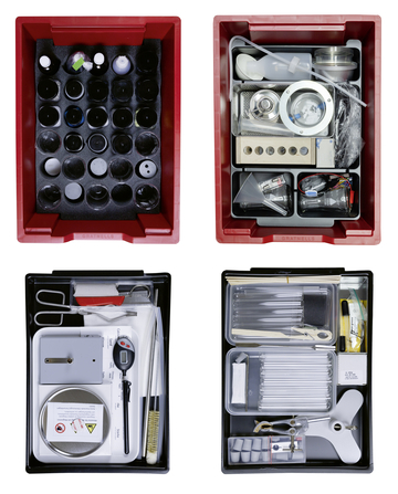 Das Bild zeigt vier Boxen mit Experimentiermaterialien, die für Bildungszwecke im deutschen Schulsystem konzipiert sind. Die Boxen enthalten verschiedene chemische Gläser, Geräte und Zubehör, um Schülern praktische Experimente zu ermöglichen.