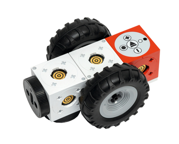 Ein modularer Roboter mit großen Gummireifen und bunten, quadratischen Bausteinen dient als Experimentiergerät für Bildungseinrichtungen. Die verschiedenen Steuerungselemente auf den Bausteinen ermöglichen interaktive Lernmöglichkeiten in den Bereichen Technik und Programmierung.