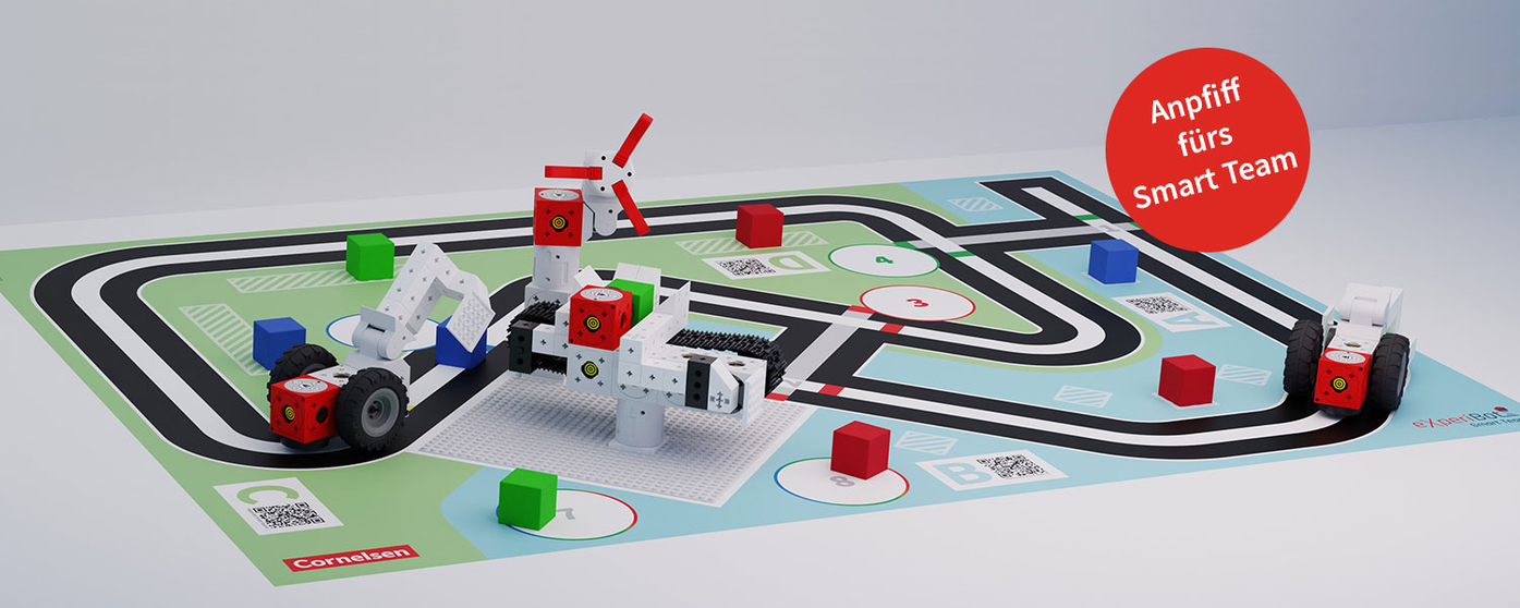 Mehrere kleine, wei&szlig;-rote Konstruktionsroboter befinden sich auf einer illustrierten Spielmatte mit Stra&szlig;en und QR-Codes. Bunte W&uuml;rfel dienen dabei als Hindernisse oder Markierungen f&uuml;r die Lernexperimente.