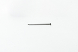Ein einzelner metallischer Nagel liegt horizontal auf einem weißen Hintergrund. Er ist zentral im Bild positioniert und zeigt eine spitze Seite sowie einen flachen Kopf.