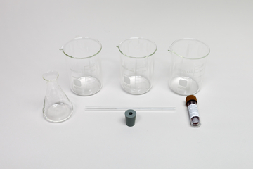 Ein Set aus drei Bechergläsern, einem Erlenmeyerkolben, einem Glasstab und einem Reagenzglas ist auf weißem Grund angeordnet. Die Laborgeräte bestehen überwiegend aus transparentem Glas.