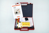 Ein offener, roter Koffer enthält verschiedene biologische Präparationswerkzeuge und Utensilien. Ein beigelegtes Handbuch mit der Aufschrift „Mini-Box Biologie“ von Cornelsen ergänzt das Set.