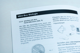 Eine Anleitung zur „Mini-Box Biologie“ beschreibt die Arbeit mit einem Hand-Mikrotom zum Schneiden von Proben. Ergänzt wird der Text durch schematische Zeichnungen zum Präpariervorgang.