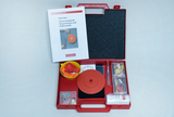 Ein roter Koffer enthält ein Physik-Experimentierset zum Thema Magnetismus und Elektrostatik. Neben einer Anleitung finden sich verschiedene Utensilien wie Luftballons, Magnete und Werkzeuge in Fächern.