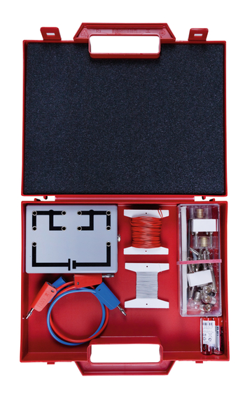 Ein geöffneter roter Koffer enthält ein Physik-Experimentierset mit einer Schaltplatte und verschiedenen Kabeln. Ergänzt wird das Set durch Spulen, Batterien und metallische Anschlussstecker in einem Kunststoffbehälter.