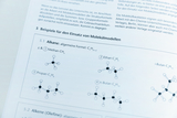 Ein Lehrbuch zeigt Beispiele für den Einsatz von Molekülmodellen. Abgebildet sind die Strukturformeln von Alkanen wie Methan, Ethan, Propan und Butan.