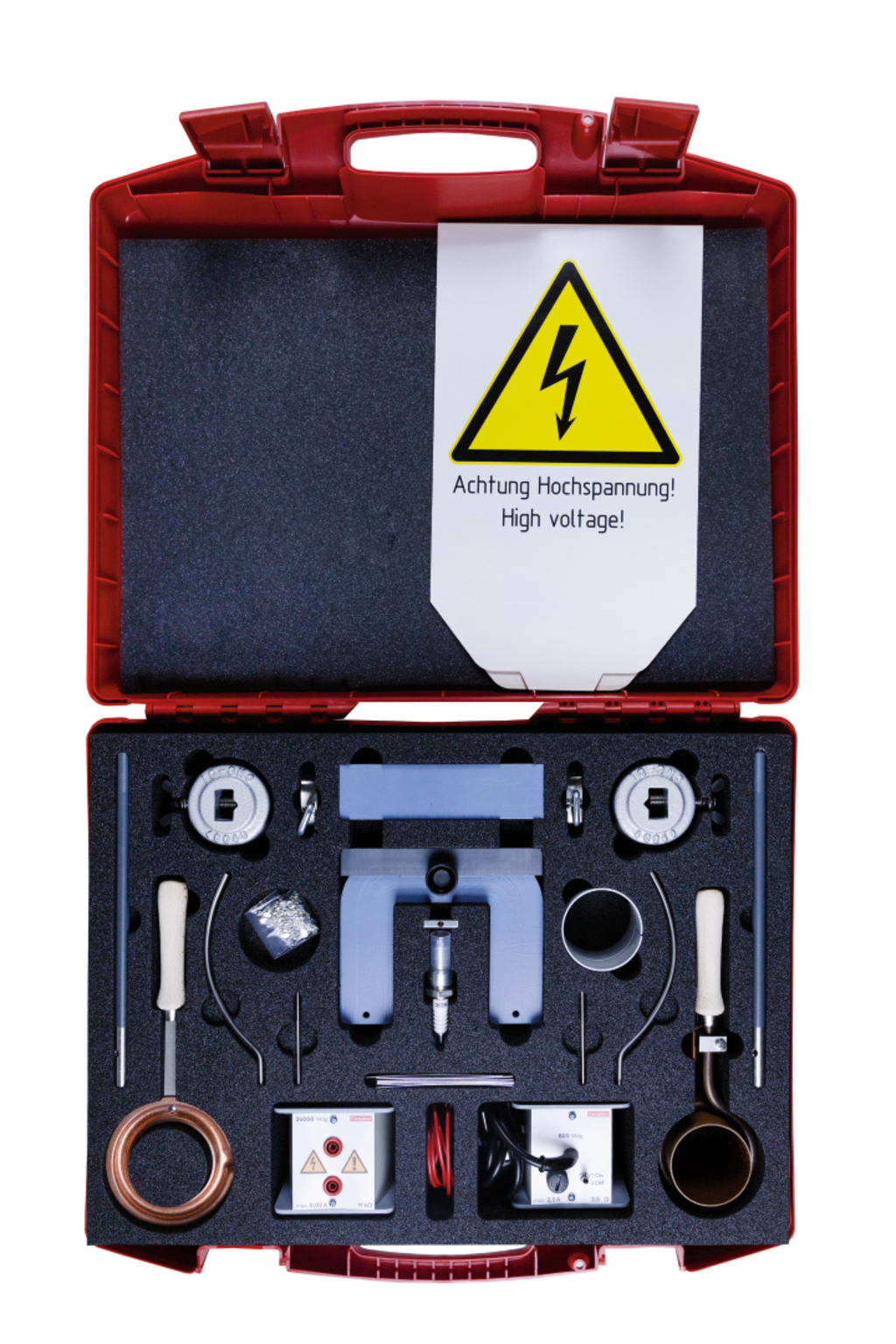 Ein roter Koffer enthält diverse physikalische Experimentiergeräte, darunter Elektroden und Messinstrumente in Schaumstoffaussparungen. Ein gelbes Warnschild weist deutlich auf die Gefahr von Hochspannung hin.