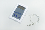 Ein weißes digitales Thermometer mit Display und drei Bedienknöpfen liegt auf einer hellen Fläche. Ein angeschlossenes weißes Kabel führt zu einer metallischen Messsonde.