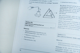 Ein Ausschnitt aus einem Lehrbuch zeigt eine Versuchsstation zum Thema Kerzenbrennen. Neben einer Materialliste und Texten ist eine Skizze eines Experiments mit einer Kerze und einem Kerzenlöschgerät abgebildet.