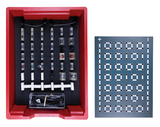 Ein rotes Sortierfach enthält diverse elektronische Bauteile wie Widerstände und Schalter in einer Schaumstoffeinlage. Daneben liegt eine graue Lochplatte zum Aufbau von Experimentierschaltungen.
