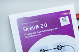 Eine violette Handreichung zum Thema „Elektrik 2.0“ liegt auf weißem Hintergrund. Das Heft beschreibt ein Schüler-Set für Grundschaltungen mit Sockelbausteinen und enthält einen QR-Code.