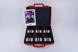 Ein roter Koffer enthält ein Set aus zahlreichen elektrischen Bauteilen in Schaumstoffaussparungen. Eine beigelegte Anleitung mit dem Titel „Elektrik 2.0“ beschreibt den Klassensatz für Steckplatten.
