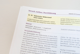 Ein Ausschnitt aus einer Unterrichtsanleitung beschreibt den Versuchsaufbau zur Bestimmung des elektrischen Widerstands eines Leiters. Der Text listet benötigte Materialien wie Graphitstifte und erläutert die Vorgehensweise für die Durchführung.